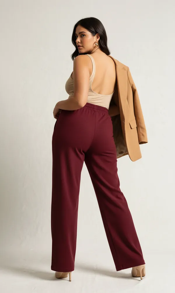 Pantalón Selena vinotinto visto de espalda